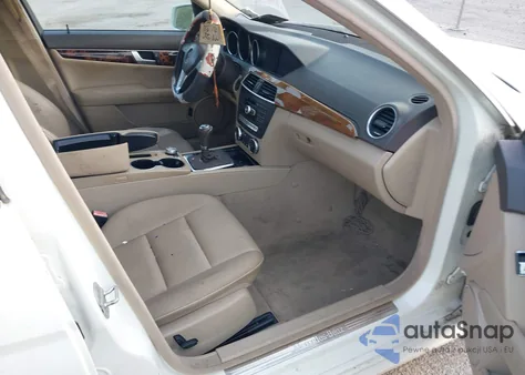 2012 Mercedes-Benz C 250 Luxury/Sport из США, поврежденный, VIN WDDGF4HB8CA642559